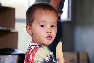 认真听讲的吃瓜群众,吃瓜群众认真聆听，揭秘事件真相