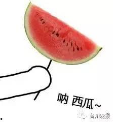 吃瓜群众捧西瓜图片,吃瓜群众捧西瓜，夏日清凉共享时光